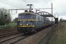 Einen schweren Rohstahlzug haben die beiden Altbau SNCB 2617 und 2359
am Haken, als sie bei Lint am 28.03.1997 um 11.05 Uhr die markante 
Fu�g�ngerbr�cke unterqueren.