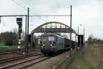 Am 28.03.1997 waren Altbau E-Loks in Belgien noch im t�glichen 
Betrieb anzutreffen. Hier ist SNCB 2325 bei Lint mit einem Ganzzug
in Richtung Br�ssel um 11.55 Uhr unterwegs.