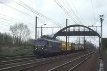 Altbau SNCB 2361 ist mit einem kurzen G�terzug bei Lint 
am 28.03.1997 um 12.24 Uhr in Richtung Antwerpen unterwegs.