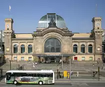 Als ich das Bild von Frank Thomas vom 05.01.2013 entdeckte, fiel mir ein, das ich dieses Motiv doch auch irgendwo rumliegen haben mu�. Und lange mu�te ich dann nicht suchen: Am 21.08.2011 gelang mir diese Aufnahme mit passend beklebten Bus vor dem Ost-Portal des Dresdner Hauptbahnhofes. 