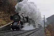 Die 52.4984 gemeinsam mit der 1040.01 fuhren am 06.01.2013 mit dem SR 14221 (Wf-Mz) bei str�menden Regen bei Schl�glm�hl vorbei, und werden in k�rze die Semmering Nordrampe bezwingen.