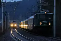 Als die 1040.01 am 06.01.2013 mit dem SR 14222 (Mz-Wf) den Bahnhof Gloggnitz verl�sst, kommt es zu einer Parallelausfahrt mit dem Rj 656 (G-Mi).