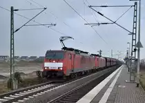 189 025-0 und die Schwesterlok 189 035-9 ziehen eine Selbstentladewagenzug gen s�den durch den HP Allerheiligen bei Neuss am 6.1.2013