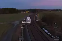 15 Minuten nach Sonnenuntergang

beginnt die  Blaue Stunde  im Vogtland an diesem 29.12.2012.
VT 53 - Regioshuttle der Vogtlandbahn f�hrt in den dunkler werdenden Abendhimmel hinein, in Richtung Hof.

Hier sto�en die Telezoom Objektive an ihre Grenzen. Mit einer Lichtst�rke von 5,6 ist bei sich bewegenden Objekten nicht mehr viel drin. Dennoch gelang mir dieser Schu� aus der Hand bei ISO 2000.
