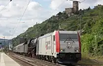Lokomotion/Kombiverkehr 185 665 am 8.8.12 mit der 01 1066 und einem Sonderzug als �berf�hrungsfahrt in Kaub.