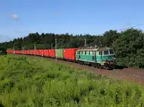 Die ET22 927 mit einem Containerzug am 21.07.2012 unterwegs bei Slubice.