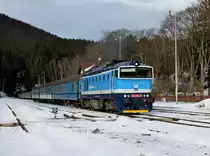 Die 754 015 mit einem Personenzug nach B�hmisch Eisenstein am 01.01.2013 bei der Ausfahrt aus �pič�k.