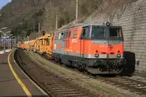 Am 5.04.2009 f�hrt die 2143 032 von RTS mit einem Bauzug durch Bruck/Mur.