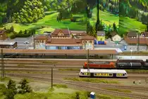 Bahnhof Hausach auf der Schwarzwald-Modellbahn, 3.10.11

Das gro�e Haus gegen�ber dem Bahnhof, wo mehrere Feuerwehr-Leitern zu erkennen sind, brannte tats�chlich im September 2010 ab, und besch�digte auch das dahinter befindliche Geb�ude der Schwarzwald-Modellbahn.