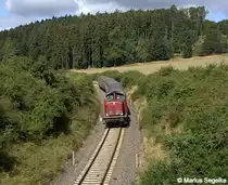212 133 zieht einen Kurhessenbahnsonderzug von Brillon kommend bei Rhena in Richtung Korbach am 01.09.12