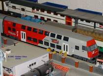 Klein Modellbahn 3985, City-Shuttle-Doppelstock-Steuerwagen  Wiesel  der �BB. Diese Wagen sind im L�ngenma�stab 1:100, was vor allem beim Steuerwagen etwas kurz wirkt, daf�r laufen sie mit Kurzkupplung auch im Schiebebetrieb bei 5% Steigung und Radius 358 betriebssicher, was man von ungek�rzten Wagen dieser L�nge meistens nicht sagen kann.