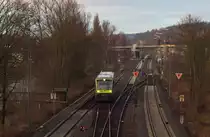 Noch 10 Minuten bis zum Sonnenuntergang

Am 28.12.2012 waren in Oberkotzau bei Hof zum Spazieren gehen. Das Wetter war nicht allzu berauschend und viele Wege waren von der Saale und dem Fl��chen Schwesnitz �berflutet.

Also mu�ten wir  hoch hinaus .

Agilis Regioshuttle VT 650.737 kam aus Hof mit dem Ziel Kirchenlaibach.
Rund eine Stunde braucht der Triebwagen f�r die Strecke.

An den Kilometertafeln kann man erkennen dass hier zwei Bahnstrecken verlaufen. (Beim Bahnhof kommt noch eine dritte hinzu)

Rechts verl�uft die Strecke (5050) Weiden/Oberpfalz - Oberkotzau. Links ist die Strecke (5100) Bamberg - Hof zu sehen.
