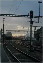 Gegen die Regel gegen das Licht fotografiert: ein 511 erreicht von Vevey kommend Lausanne. 
21. Dez. 2012