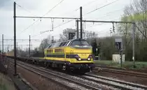 5136 hat am 28.03.1997 einen nur schwach beladenen Container Zug am Haken.
Der Zug f�hrt hier gerade bei Lint um 9.32 Uhr in Richtung Antwerpen durch.
