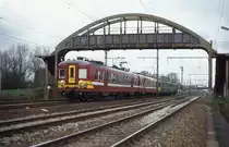 Die sch�ne Fu�g�ngerbr�cke bei Lint bildet den Hintergrund als AM Doppel 
773 rot und 186 gr�n am 28.03.1997 um 11.48 Uhr Rtg. Br�ssel unterwegs sind.