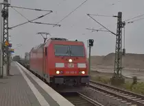 Mit einem Containerzug kommt die 185 358-9 bei bescheidenem Wetter durch Allerheiligen gen Neuss gefahren. 6.1.2013