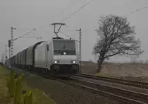 Der Northeimer kurz nach der Ausfahrt aus Nievenheim und nahe dem HP Allerheiligen gezogen von der Novelis 185 697-0 am Sonntag den 6.1.2013