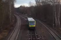 Noch 10 Minuten bis zum Sonnenuntergang.
Am 28.12.2012 waren in Oberkotzau bei Hof zum Spazieren gehen. Das Wetter war nicht allzu berauschend und viele Wege waren von der Saale und dem Fl��chen Schwesnitz �berflutet.

Also mu�ten wir  hoch hinaus .

Agilis Regioshuttle VT 650.737 kam aus Hof mit dem Ziel Kirchenlaibach.
Rund eine Stunde braucht der Triebwagen f�r die Strecke.

An den Kilometertafeln kann man erkennen dass hier zwei Bahnstrecken verlaufen.

Links verl�uft die Strecke (5050) Weiden/Oberpfalz - Oberkotzau. Rechts ist die Strecke (5100) Bamberg - Hof zu sehen.