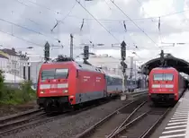 101er-Begegnung in Bonn: 101 051 f�hrt mit einem aus �BB-Wagen gebildeten EC aus dem Bahnhofsbereich in Richtung Koblenz aus, nachdem aus Gegenrichtung 101 114 mit einem IC eingetroffen ist (21. Juli 2012).