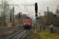 Schilderwald gibt's nicht nur unterhalb des Bahnhofs Rothe-Erde. Hei�t hier aber wohl Signalwald... 111 015 am 24. November 2012 durchquert letzteren, w�hrend sie vom Belichter auf'n Sensor gebannt wurde.