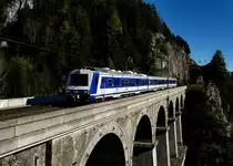 4020 303 nach M�rzzuschlag am 31.10.2012 am Krausel-Klause-Viadukt nahe Breitenstein.