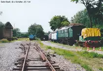 Der alte Selber G�terbahnhof, durch den bis 1990 die Z�ge von und nach Wunsiedel-Holenbrunn fuhren. Auch dort wurden alle Gleise herausgerissen, obwohl die Selber Eisenbahnfreunde f�r ihre Wagensammlung im alten Lokschuppen einen Anschluss ans DB-Netz wollten. Links das alte Stellwerk, rechts unter anderem die E44 508, die 2008 nach einem kurzfristigen L�ckenschluss in die Lokwelt Freilassing �berstellt wurde.