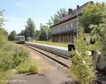 Blick nach Osten auf Selb Stadt (3 von 3): Gleis 1 und sein Bahnsteig wurden zwar modernisiert, alle anderen Anlagen daf�r aber abgebaut. Das Behelfsgleis im Vordergrund wurde 2008 im Rahmen eines Ausbildungsprojekts wieder eingebaut, um die E 44508 in die Lokwelt Freilassing bringen zu k�nnen (siehe n�chstes Bild). Es blieb auf Wunsch der Selber Eisenbahnfreunde als  optischer Gleisanschluss  liegen. 