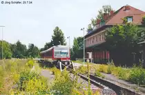 Blick nach Osten auf den Bahnhof Selb Stadt (2 von 3): 628 424 wendet schon auf Gleis 1, Gleise und Bahnsteige machten am 25.7.04 aber noch einen schlechten Eindruck.
