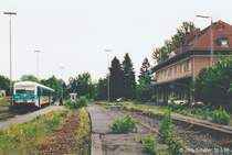 Blick nach Osten auf den Bahnhof Selb Stadt (1 von 3): 928 410 wartete am 25.5.99 noch auf Gleis 3 auf die R�ckfahrt nach Hof. 