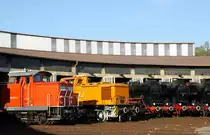 345 128-3 und 106 078-9 vor dem gro�en Rundschuppen am 16.09.2012 im Bw Falkenberg Oberer Bahnhof. Das Gel�nde dient nur zur Aufbewahrung von Fahrzeugen und ist nur an wenigen Tagen im Jahr zug�nglich. 

