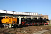 106 078-9, 50 3517-5, 52 8170-4, 52 8058-1 und 52 8117-5 vor dem gro�en Rundschuppen am 16.09.2012 im Bw Falkenberg Oberer Bahnhof. Das Gel�nde dient nur zur Aufbewahrung von Fahrzeugen und ist nur an wenigen Tagen im Jahr zug�nglich. 

