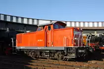345 128-3 vor dem gro�en Rundschuppen am 16.09.2012 im Bw Falkenberg Oberer Bahnhof. Das Gel�nde dient nur zur Aufbewahrung von Fahrzeugen und ist nur an wenigen Tagen im Jahr zug�nglich. 

