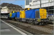 Teamwork im doppelten Sinne: wie die beiden Diesellok in Lausanne am 8. Jan. 2013 zusammenarbeiten, steuert Armin seinen brillanten Text zu diesem Bild dazu, w�hrend ich wie die Am 837 nur faul abger�ckt habe...
Hier nun Armins Text-Zitat:  Details zu den Loks, beide geh�ren der WRS (Widmer Rail Services AG), vorne ist die
 Am 847 905-7 (eine V 100.1 ost) sie wurde 1971 bei LEW unter der Fabrik-Nr. 12834 f�r die DR als 110 325-8 gebaut, 1982 erfolgte der Umbau in 112 325-6, 1992 die Umzeichnung in 202 325-7. 
Im Jahre 1994 dann als DB 202 325-7 die sie dann 1998 ausmusterte. Im Jahre 2000 erfolgte dann ein Umbau bei Teutoburger Wald-Eisenbahn AG, gem�� Umbaukonzept BR 293 der ABB Daimler Benz Transportation, nun hatte sie mehrere Stationen als V 147 in Deutschland, 2007 erhielt sie dann die Nummer 293 506-2. Bis sie dann 2011 zur WRS als Am 847 905-7 in die Schweiz kam.
 Hinten ist es die:
 Am 837 601-4, ex DB V 60 572, ex DB 260 572-3, ex DB 360 572-2 sie wurde 1960 bei Krupp unter der Fabriknummer 3995 gebaut und 2002 bei der DB ausgemustert. Von 2003 war sie bei der MWB - Mittelweserbahn GmbH als V 663 bis sie 2011 zur WRS in die Schweiz kam.  Danke, Armin.
 