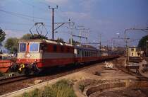 Re 4/4 II 11106 fährt an einem Frühlingstag 1979 mit dem Swiss Express nach Genf aus dem Bahnhof Rohrschach aus