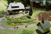 Landgut mit Kapelle auf der Schwarzwald-Modellbahn, 3.10.11