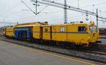 UNIMAT 09-475/4S Y,Eine Gleisbaustopfmaschine in Hamar fhrt zum Einsatz. Im Jahr 1900 entstand eines des ltesten Gleisbauunternehmen Deutschlands, LEONHARD WEISS mit Auenstelle auch in Norwegen. Gesehen am 08.07.2012. 