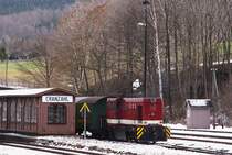 L45H-083 am 30.12.2012 am Zugende von P1002 kurz nach Einfahrt in den Bahnhof Cranzahl. In wenigen Minuten wird sie den gleichen Zug, dann unter Zugnummer P1003 und mit 99 794 als Vorspannlok, wieder nach Oberwiesenthal bringen. Mehrere Zge an diesem Tag fuhren an diesem Tag wegen des Besucheransturms mit zustzlichem Wagenmaterial, wodurch die Doppelbespannung erforderlich wurde. Der Gegenzug verkehrte brigens mit Doppeldampf in Form von 99 785 und 99 786. Somit standen an diesem Tag drei Maschinen unter Dampf!