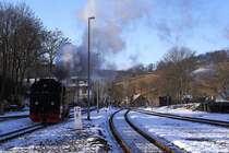 Blick in Richtung Sdwest am 30.12.2012 im Bahnhof Cranzahl. Rechts sind die Gleise der Regelspurstrecke in Richtung Chemnitz zu sehen, links rangiert 99 794 auf den Gleisen der Fichtelbergbahn gerade zur bernahme von P1003 um danach den Zug als Vorspannlok fr Diesellok L45H-083 nach Oberwiesenthal zu bringen.