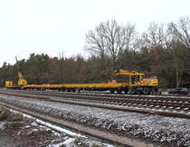 Bauzug der Fa. Spitzke am 11.01.2013 im Bf Nassenheide, ein Zweiwegebagger der Fa. Liebherr, mehrere Flachwagen und eine schienengebundene Ramme. Sie wurde fr das Rammen der Fundamente fr die Fahrleitungsmasten eingesetzt.