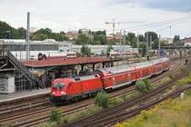 DB 182 013 am 11.8.12 mit einem RE an der Warschaer Strae in Berlin.