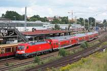 DB 182 014 am 11.8.12 mit einem RE an der Warschauer Strae in Berlin.