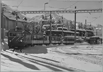 Die MGB HGe 4/4 man�vriert in Andermatt ihren Regionalzug nach Disentis auf das richtige Abfahrts Gleis.
12. Dezember 2012