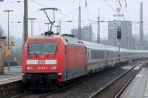 101 106-3 hinter IC bei der Ausfahrt aus Bochum 6.1.2013