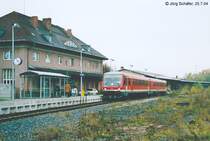 Blick nach Sdwesten (2 von 4): Ein erster gravierender Eingriff in die Gleisanlagen von Selb Stadt erfolgte im Jubilumsjahr der Deutschen Eisenbahnen 1985. Im Sommer diesen Jahres rckte der Abbautrupp der Deutschen Bundesbahn an und entfernte eine grere Anzahl von Weichen und Gleisen. 


