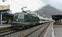 Die letzte gr�ne Re 4/4 II der Division Personenverkehr, 11161, schiebt den Dispo Lausanne als Ersatz IR 1428 von Brig nach Genf Flughafen, beim Zwischenhalt in Martigny, 11.01.2013.