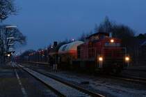 294 903-0 stand am 11.01.2012 bei einsetzender Dmmerung mit ihrer bergabe von Herste im Bahnhof Ottbergen, um in wenigen Augenblicken umzusetzen. Danach wird die Fahrt nach Paderborn fortgesetzt.
