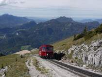 Schafbergbahn zu Berg oberhalb der Schafbergalpe kurz vor dem Bahnbergang am Wanderweg; 12.10.2012 

