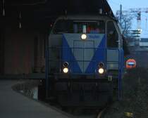 V104  Sally  von der Rurtalbahn steht mit Licht an an der Laderampe in Aachen-West in der Abendstimmung am 11.1.2013.
