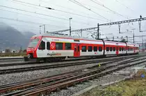 Die TMR hat einen neuen Occasion Nina: Der RABe 525 041, intern Zug 514. Der Zug geh�rte einst der TRN, anschliessend der BLS und nun seit kurzem der TMR. Er bekam auch nicht die alte Farbgebung, sondern eine RegionAlps �hnliche, Martigny, 11.01.2013.