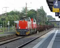 Viele der urspr�nglich in SNCF FRET gr�n ausgelieferten G 1206 wurden an die Tochtergesellschaft VFLI ( Voies Ferr�es Locales et Industrielles ) abgegeben. Viele sind in die VFLI Farben um lackiert und auch teilweise um nummeriert.

VFLI BB 61 016 und eine Schwesterlok bef�rdern einen Brammenzug von Dillingen - H�tte nach D�nkirchen �ber die Niedtalbahn. Jeden Montag - Freitag l�uft der Zug diese Strecke. Samstag und Sonntag m�ssen die Z�ge �ber Saarbr�cken und Forbach fahren, weil in Bouzonville am WE kein Fahrdienstleiter ist.

Wir hatten Gl�ck dass der Zug auf Gleis 3 geleitet wurde, er mu�te noch auf den Gegenzug, den  Niedtal Express  warten.

10.07.2012 - Dillingen / Saar